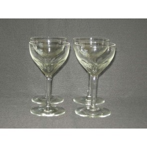 gebruikt glas / kristal glazen 002. 4 glazen met glad been en lotusfacetten in kelk