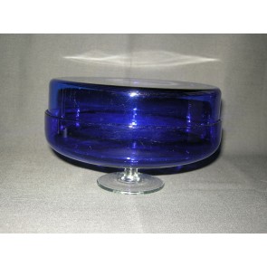 gekleurd glas 017 donkerblauwe schaal met deksel op blank voetje